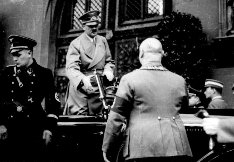 Mayor Krebs salutes Adolf Hitler in Frankfurt